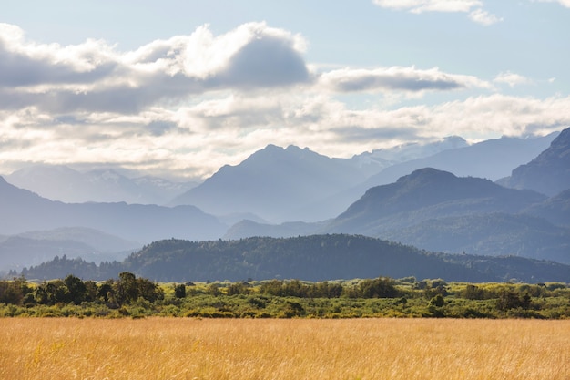 Prachtige bergen landschap langs onverharde weg carretera austral in het zuiden van patagonië, chili