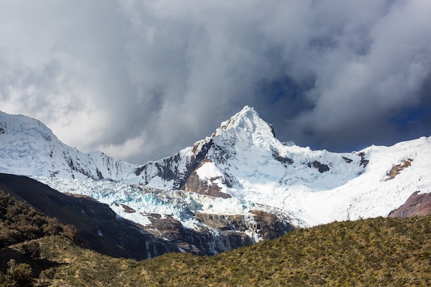 Prachtige bergenlandschappen in Cordillera Huayhuash, Peru, Zuid-Amerika