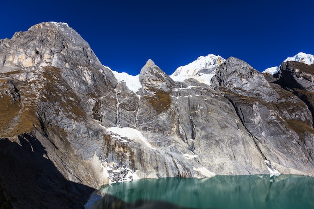 Prachtige bergenlandschappen in cordillera huayhuash, peru, zuid-amerika