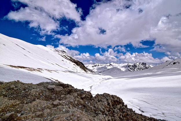Prachtige bergketen bedekt met sneeuw