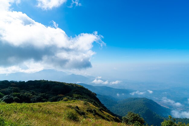 prachtige berglaag met wolken en blauwe hemel op Kew Mae Pan Nature Trail in Chiang Mai, Thailand