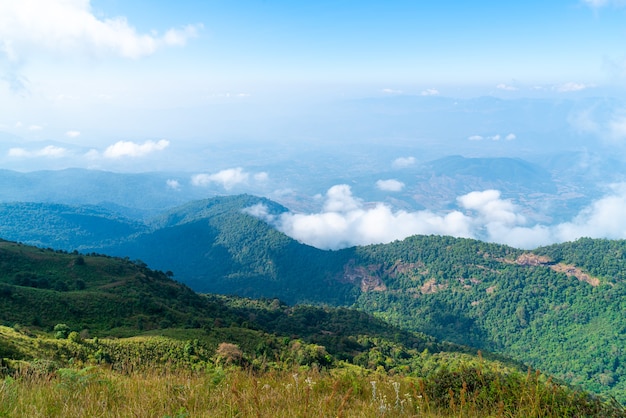 Prachtige berglaag met wolken en blauwe hemel op kew mae pan nature trail in chiang mai, thailand