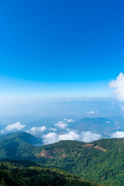 prachtige berglaag met wolken en blauwe hemel op Kew Mae Pan Nature Trail in Chiang Mai, Thailand