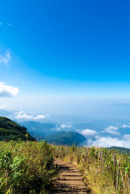 prachtige berglaag met wolken en blauwe lucht bij Kew Mae Pan Nature Trail in Chiang Mai, Thailand