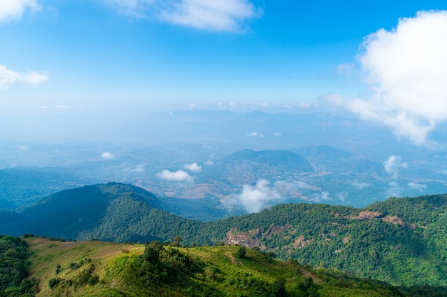 prachtige berglaag met wolken en blauwe lucht bij Kew Mae Pan Nature Trail in Chiang Mai, Thailand