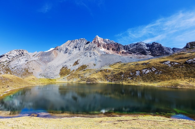 Prachtige berglandschappen in Cordillera Huayhuash, Peru, Zuid-Amerika