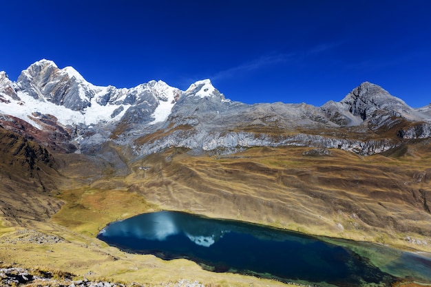 Prachtige berglandschappen in Cordillera Huayhuash, Peru, Zuid-Amerika