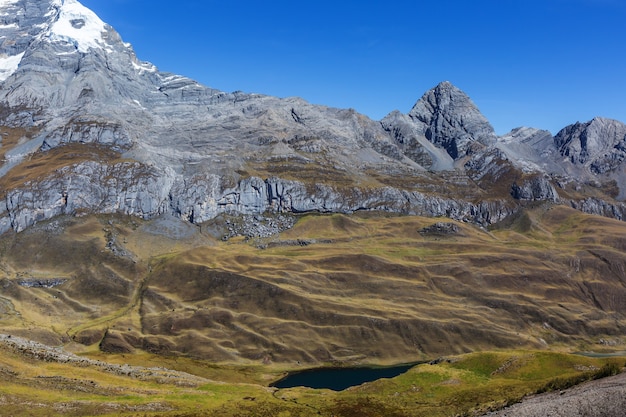 Prachtige berglandschappen in Cordillera Huayhuash, Peru, Zuid-Amerika