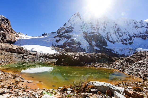 Prachtige berglandschappen in Cordillera Huayhuash, Peru, Zuid-Amerika