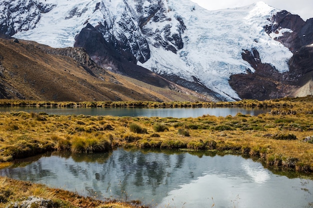 Prachtige berglandschappen in Cordillera Huayhuash, Peru, Zuid-Amerika