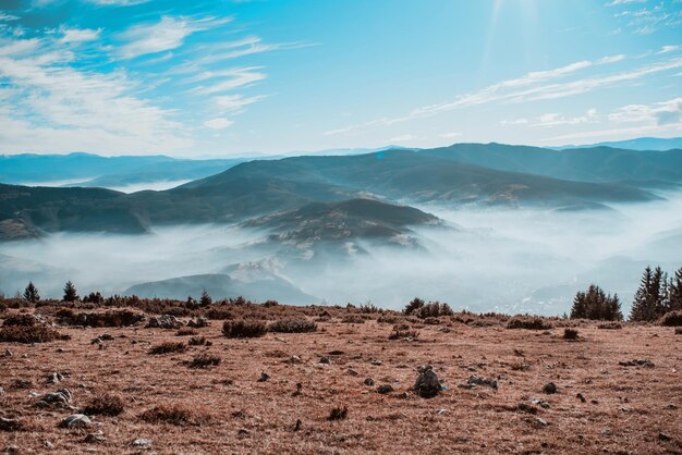 Prachtige bergtoppen in de ochtendmist