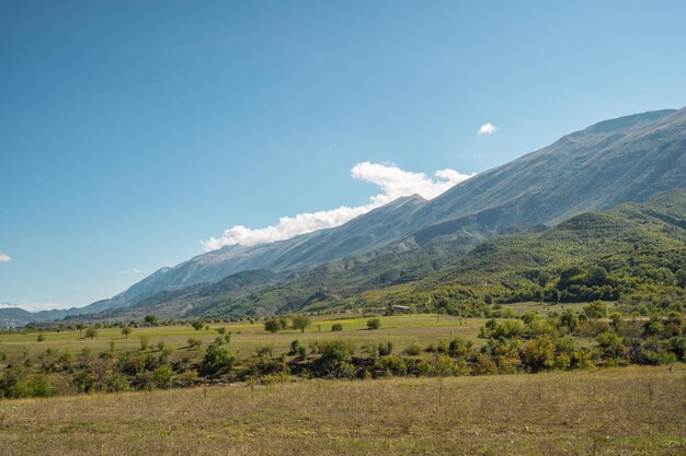 Prachtige bergvallei met glooiende heuvels en agrarische filds