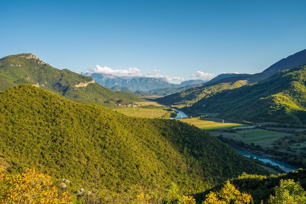 Prachtige bergvallei met glooiende heuvels en agrarische filds