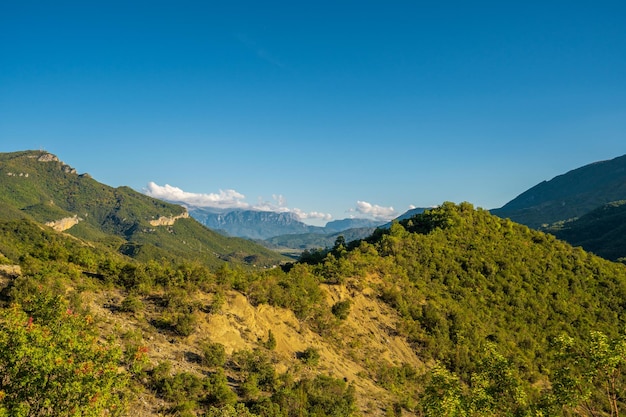 Prachtige bergvallei met glooiende heuvels en agrarische filds