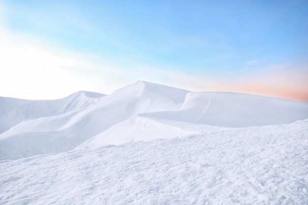 Prachtige besneeuwde bergen op winterdag