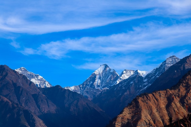 Prachtige besneeuwde bergen Trekking in Mt. Api Base Camp in de Himalaya, Darchula, Nepal