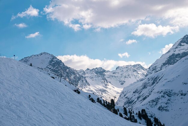 Prachtige besneeuwde bergketen tegen lucht in alpen