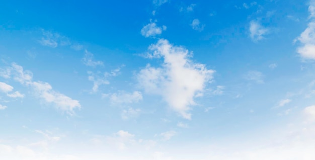 Foto prachtige blauwe hemel met bewolkte in het ochtendlicht