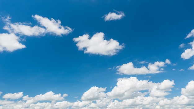 Prachtige blauwe lucht en witte wolken panorama