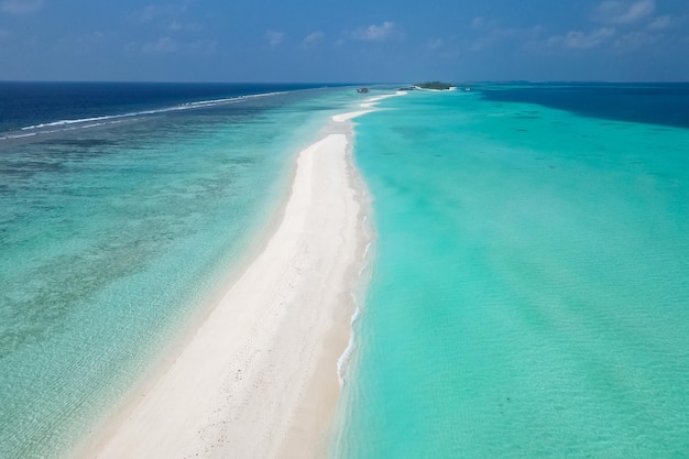 Prachtige blauwe oceaan en zandig wit eiland Maldiven top drone luchtfoto verlaten verborgen Maldiven strand copyspace voor tekst