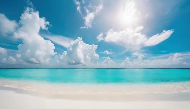 prachtige blauwe oceaan met een wit zandstrand