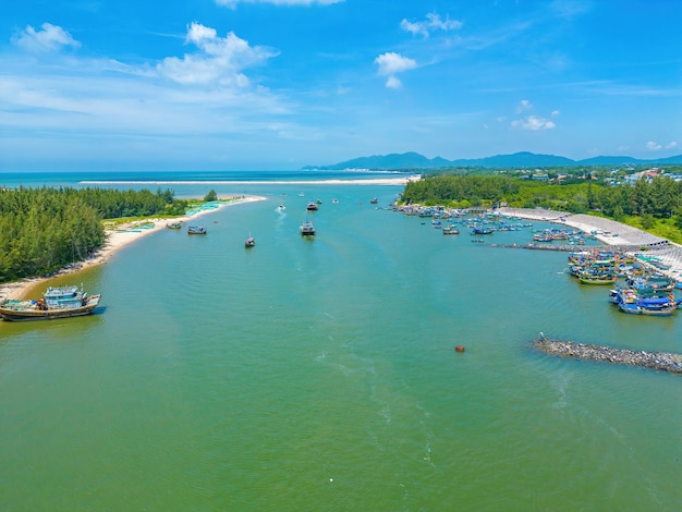 Prachtige blauwe skyline panoramisch in Loc An Canal Landschapslandschap van vissershaven met tsunami-bescherming betonblokken Stadsgezicht en boten in de zee Loc Een dorp in de buurt van Vung Tau City