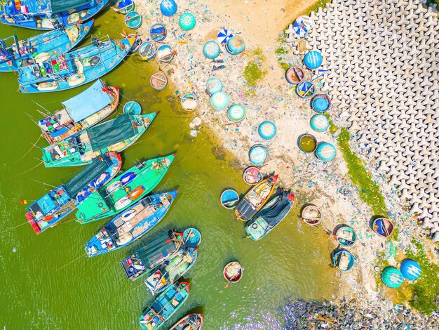 Prachtige blauwe skyline panoramisch in Loc An Canal Landschapslandschap van vissershaven met tsunami-bescherming betonblokken Stadsgezicht en boten in de zee Loc Een dorp in de buurt van Vung Tau City