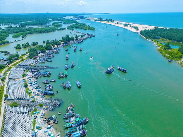 Prachtige blauwe skyline panoramisch in Loc An Canal Landschapslandschap van vissershaven met tsunami-bescherming betonblokken Stadsgezicht en boten in de zee Loc Een dorp in de buurt van Vung Tau City