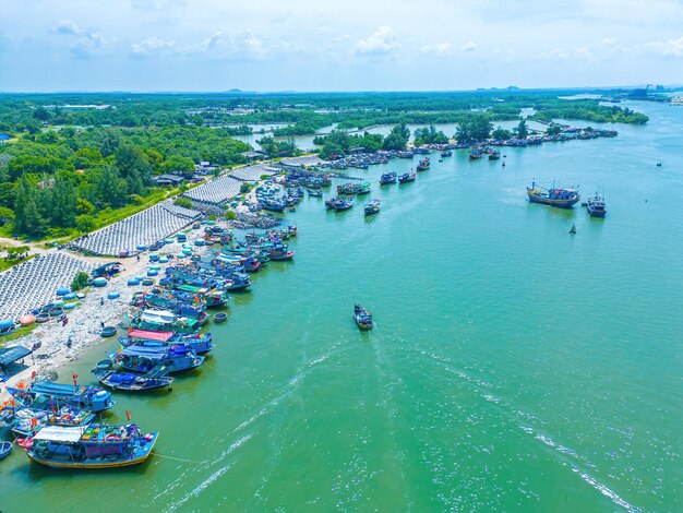 Prachtige blauwe skyline panoramisch in Loc An Canal Landschapslandschap van vissershaven met tsunami-bescherming betonblokken Stadsgezicht en boten in de zee Loc Een dorp in de buurt van Vung Tau City
