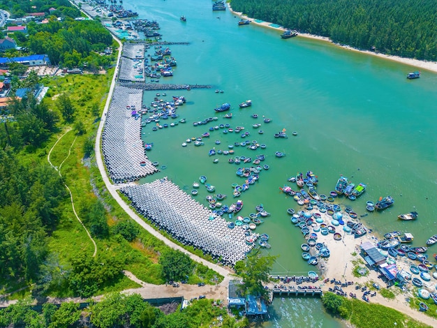 Prachtige blauwe skyline panoramisch in Loc An Canal Landschapslandschap van vissershaven met tsunami-bescherming betonblokken Stadsgezicht en boten in de zee Loc Een dorp in de buurt van Vung Tau City