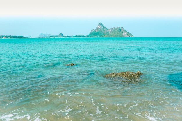 prachtige blauwe zee en rotsbergen zomer reizen vakantie idee