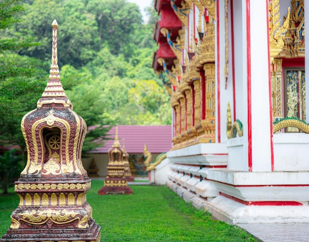 Prachtige boeddhistische tempel op een wazige achtergrond van omringende bomen en struiken. Oude pagode