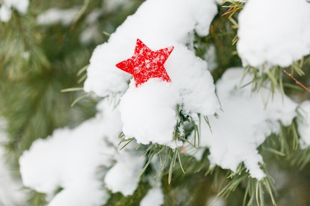 Prachtige bont-kerstboom versierd met nieuwjaarsspeelgoed. detailopname