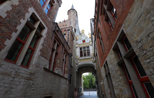 Prachtige boog tussen Oude Burgerlijke Stand en Stadhuis Brugge België