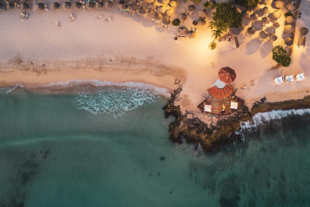 Prachtige Caribische strand in Dominicaanse Republiek abstracte luchtfoto van tropische idyllische zomer landschap met kleine vuurtoren Zeekust en wit zand reizen platte achtergrond met copyspace