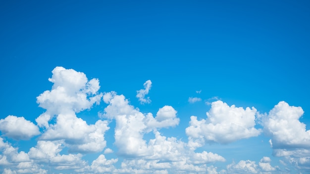 Prachtige cloudscape met blauwe hemel