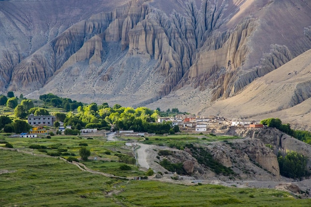 Prachtige Desert Canyon en landbouwgrond landschap van Ghami Village in Upper Mustang van Nepal