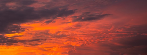 Prachtige dramatische lucht Tijd bij zonsondergang of zonsopgang Verbazingwekkende paarse wolken Soft focus foto