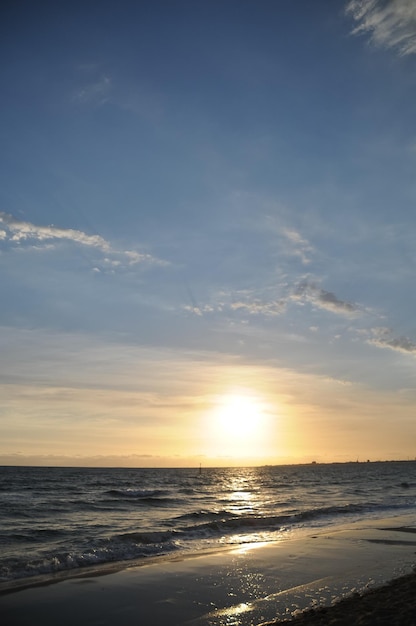 Prachtige dramatische vredige zonsondergang aan de Stille zee