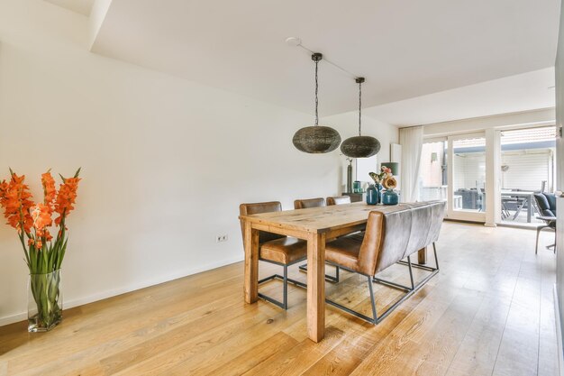 Prachtige eetkamer met houten tafel