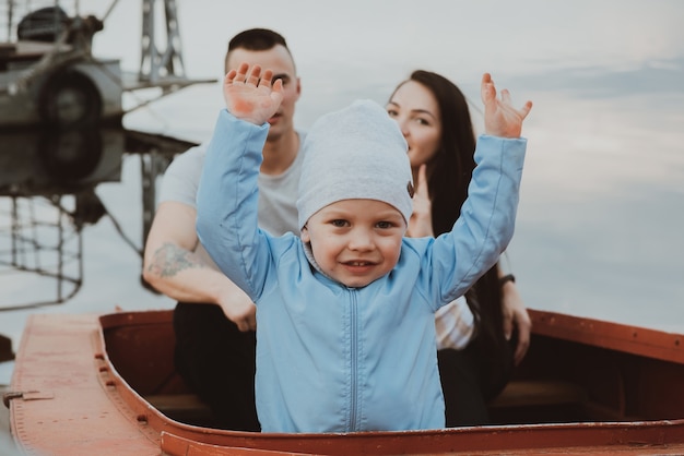 Prachtige familie met hun zoon bij een rivier