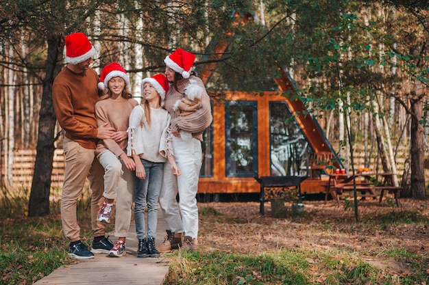 Prachtige familie met kinderen wandelen op eerste kerstdag