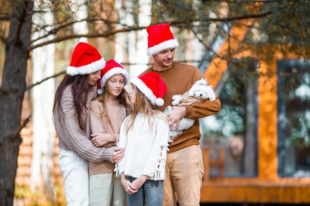 Prachtige familie met kinderen wandelen op eerste kerstdag