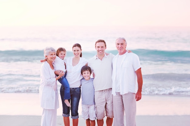 Prachtige familie op het strand