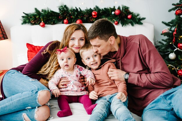 Prachtige familie thuis Kerstmis vieren