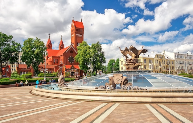 Prachtige fontein op het Onafhankelijkheidsplein in Minsk