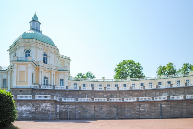 Prachtige gebouwen in oranienbaum lomonosov. st. petersburg