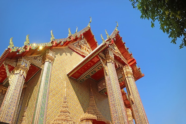 Prachtige gevel van Wat Ratchabophit boeddhistische tempel congreshal in Bangkok Thailand