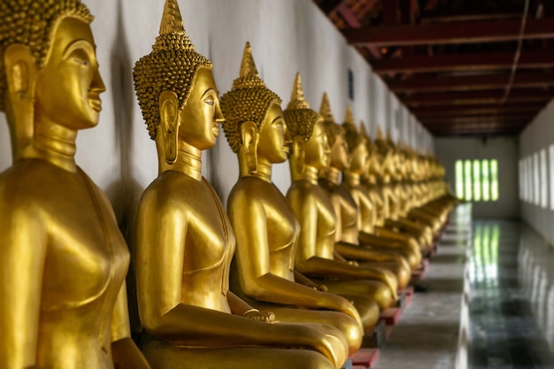 Prachtige Gouden Boeddha Veel beelden in Wat Phra Si Rattana Mahathat in Phitsanulok