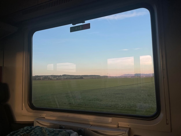 Prachtige grenzeloze groene velden gezien in het raam van een moderne internationale trein